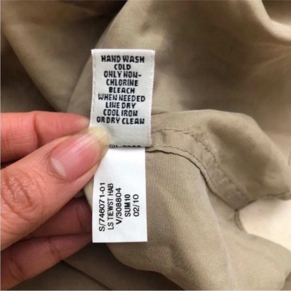 Banana Republic 100% Silk Blouse - Picture 5 of 7